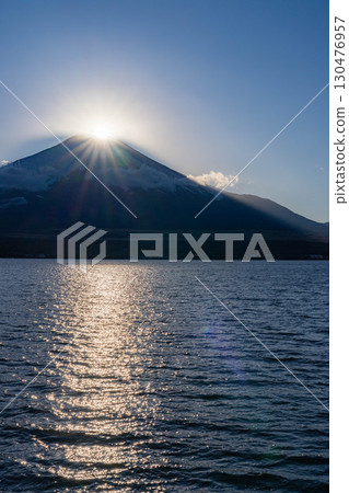 [Mt. Fuji material] Diamond Fuji seen from Lake Yamanaka [Yamanashi Prefecture] 130476957
