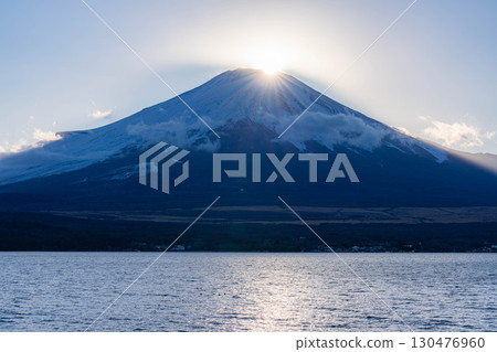 [Mt. Fuji material] Diamond Fuji seen from Lake Yamanaka [Yamanashi Prefecture] 130476960
