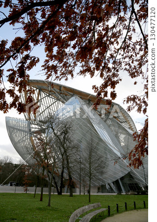 Modern architectural marvel shines in autumn light at prominent cultural site in Paris, France Modern architectural marvel shines in autumn light at prominent cultural site in Paris, France 130477120