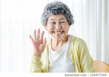 微笑的老婦人向鏡頭揮手 130477349