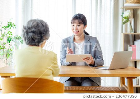 與老年人一起工作的女商人 130477350