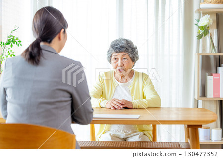 聽解釋的資深婦女 130477352