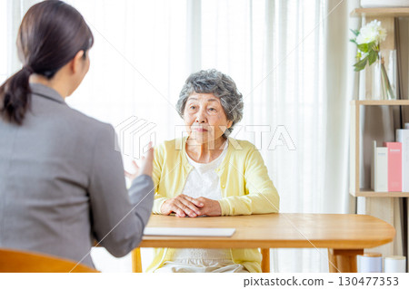 Senior woman listening to explanation 130477353