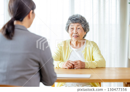 聽解釋的資深婦女 130477356