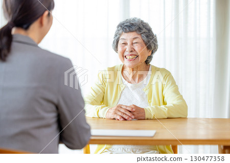 Senior woman listening to explanation 130477358