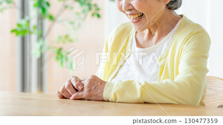 聽解釋的資深婦女 130477359