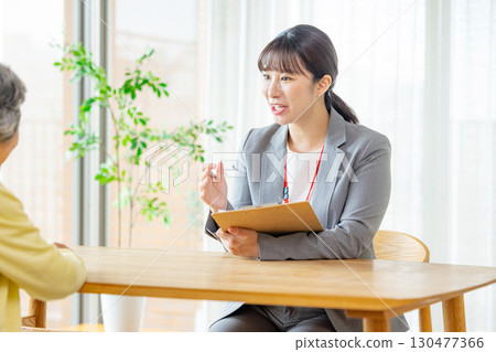 女商人與高級女性進行諮詢 130477366