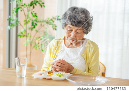 老年人飲食的負面形象 130477383