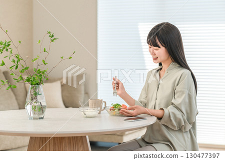 在家吃沙拉節食的年輕亞裔女性 130477397