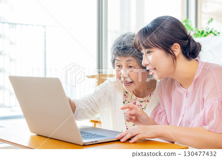 高級女性在客廳學習電腦 130477432
