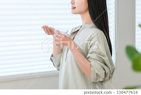患病婦女服用口服藥物、補充劑、藥物、藥物 患病婦女服用口服藥物、補充劑、藥物、藥物 130477618