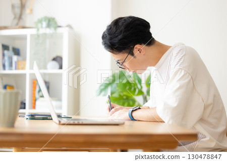 中年男子在客廳學習 130478847