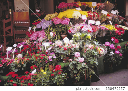 巴黎街角一家花店的人行道上擺放著五顏六色的花朵 巴黎街角一家花店的人行道上擺放著五顏六色的花朵 130479257