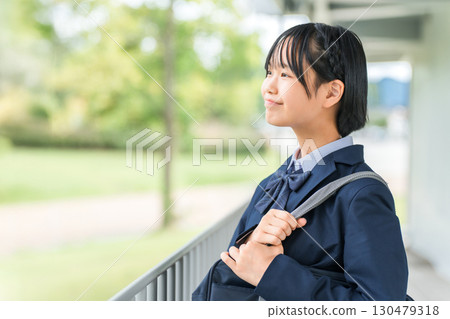 微笑的國中生，高中生，女孩，學生，高中女生（考試，成績） 130479318