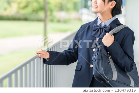 微笑的國中生，高中生，女孩，學生，高中女生（考試，成績） 130479319