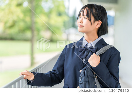 微笑的國中生，高中生，女孩，學生，高中女生（考試，成績） 130479320