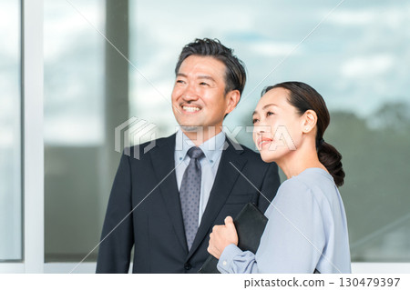 男女教師在學校走廊穿梭(高中和國中) 男女教師在學校走廊穿梭(高中和國中) 130479397