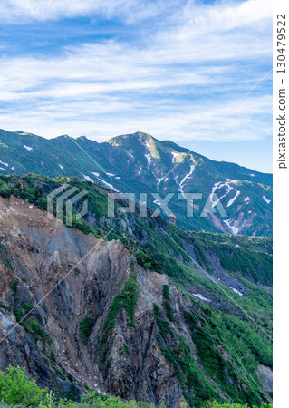 從茶房神道的神之助避難所眺望別津山和大屏山。初夏攀登白山禦前峰(黑魟岩路線) 從茶房神道的神之助避難所眺望別津山和大屏山。初夏攀登白山禦前峰(黑魟岩路線) 130479522