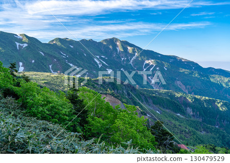從茶房神道眺望別津山和大屏山。初夏攀登白山禦前峰（黑魟岩路線） 130479529
