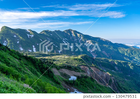 從岔路口到南龍牙馬場,可以眺望別津山和大屏山。初夏攀登白山禦前峰(黑魟岩路線) 從岔路口到南龍牙馬場,可以眺望別津山和大屏山。初夏攀登白山禦前峰(黑魟岩路線) 130479531