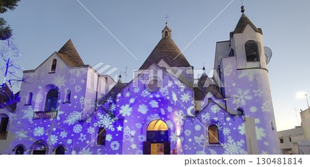 義大利南部貝洛貝洛教堂的聖誕彩燈 130481814