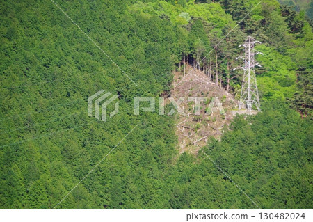 安裝在山坡上的鋼塔 130482024