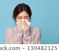 女人用紙巾擤鼻涕 | 感冒，花粉症，身體不好，女人，健康 130482125