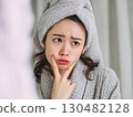 皮膚粗糙的女性的憂鬱症 | 痤瘡、皮膚護理、煩惱、美容 130482128
