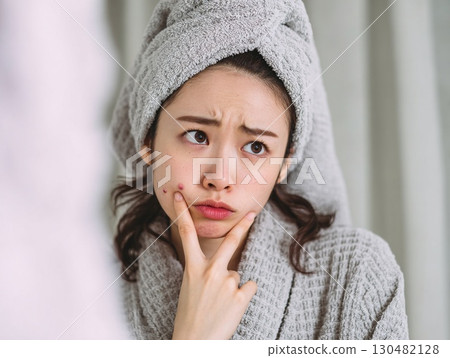 皮膚粗糙的女性的憂鬱症 | 痤瘡、皮膚護理、煩惱、美容 130482128