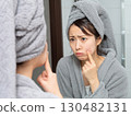 女人照鏡子擔心皮膚粗糙 | 皮膚護理、煩惱、浴袍 130482131