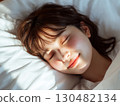 年輕女子在床上睡覺 | 睡眠、休息、康復、美容、健康 130482134