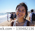 海灘上微笑的年輕女子 | 夏季，旅行，旅遊，肖像 130482136