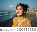 在海灘上微笑的女人 | 微笑，夏天，放鬆，海岸，自然 130482138