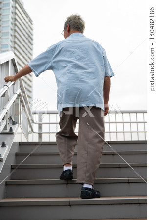 老人爬樓梯 130482186