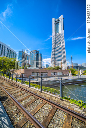 日本橫濱城市景觀中罕見的景象：裸露的鐵軌......橫濱地標塔和繁華的日本丸......從鐵路軌道 130482322