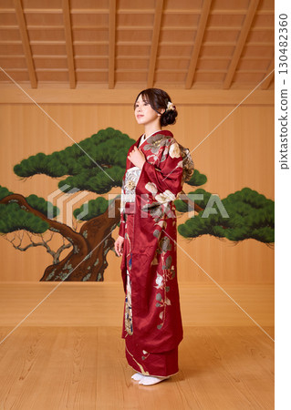 身著振袖和服的日本女子站在能劇舞台上 130482360