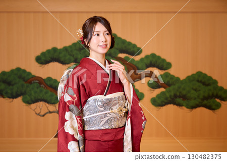 身著振袖和服的日本女子站在能劇舞台上 130482375