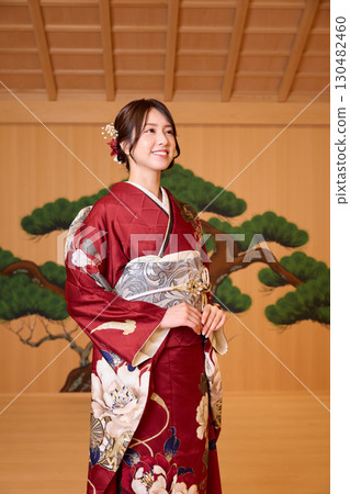 身著振袖和服的日本女子站在能劇舞台上 130482460