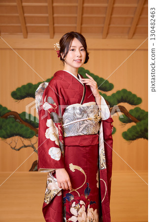 身著振袖和服的日本女子站在能劇舞台上 130482463