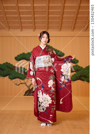 身著振袖和服的日本女子站在能劇舞台上 130482465