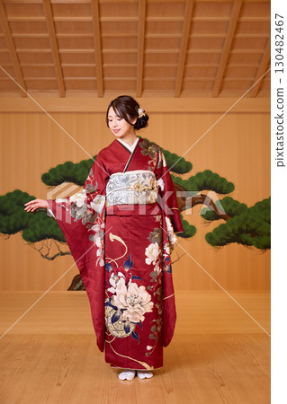 身著振袖和服的日本女子站在能劇舞台上 130482467