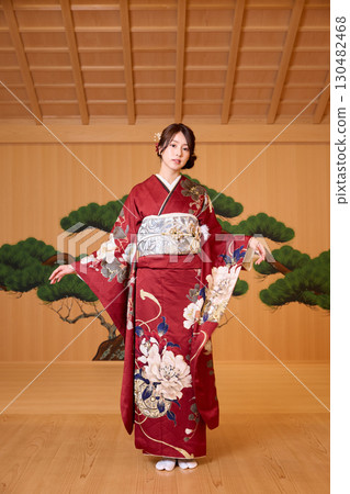 身著振袖和服的日本女子站在能劇舞台上 130482468