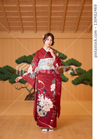 身著振袖和服的日本女子站在能劇舞台上 130482469