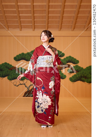 身著振袖和服的日本女子站在能劇舞台上 身著振袖和服的日本女子站在能劇舞台上 130482470