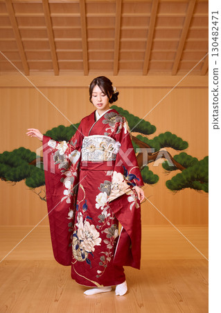 身著振袖和服的日本女子站在能劇舞台上 130482471