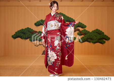 身著振袖和服的日本女子站在能劇舞台上 130482473