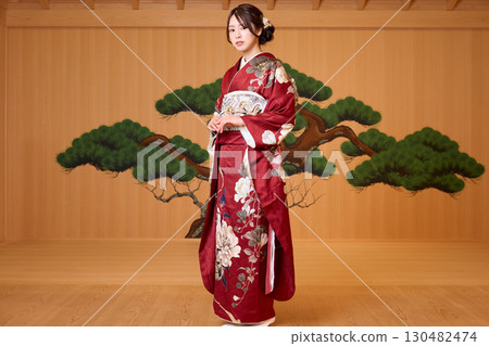 身著振袖和服的日本女子站在能劇舞台上 身著振袖和服的日本女子站在能劇舞台上 130482474