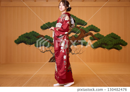 身著振袖和服的日本女子站在能劇舞台上 130482476