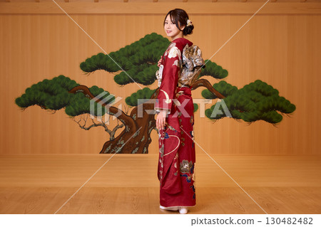 身著振袖和服的日本女子站在能劇舞台上 130482482