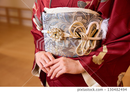 身著振袖和服的日本女子站在能劇舞台上 130482494